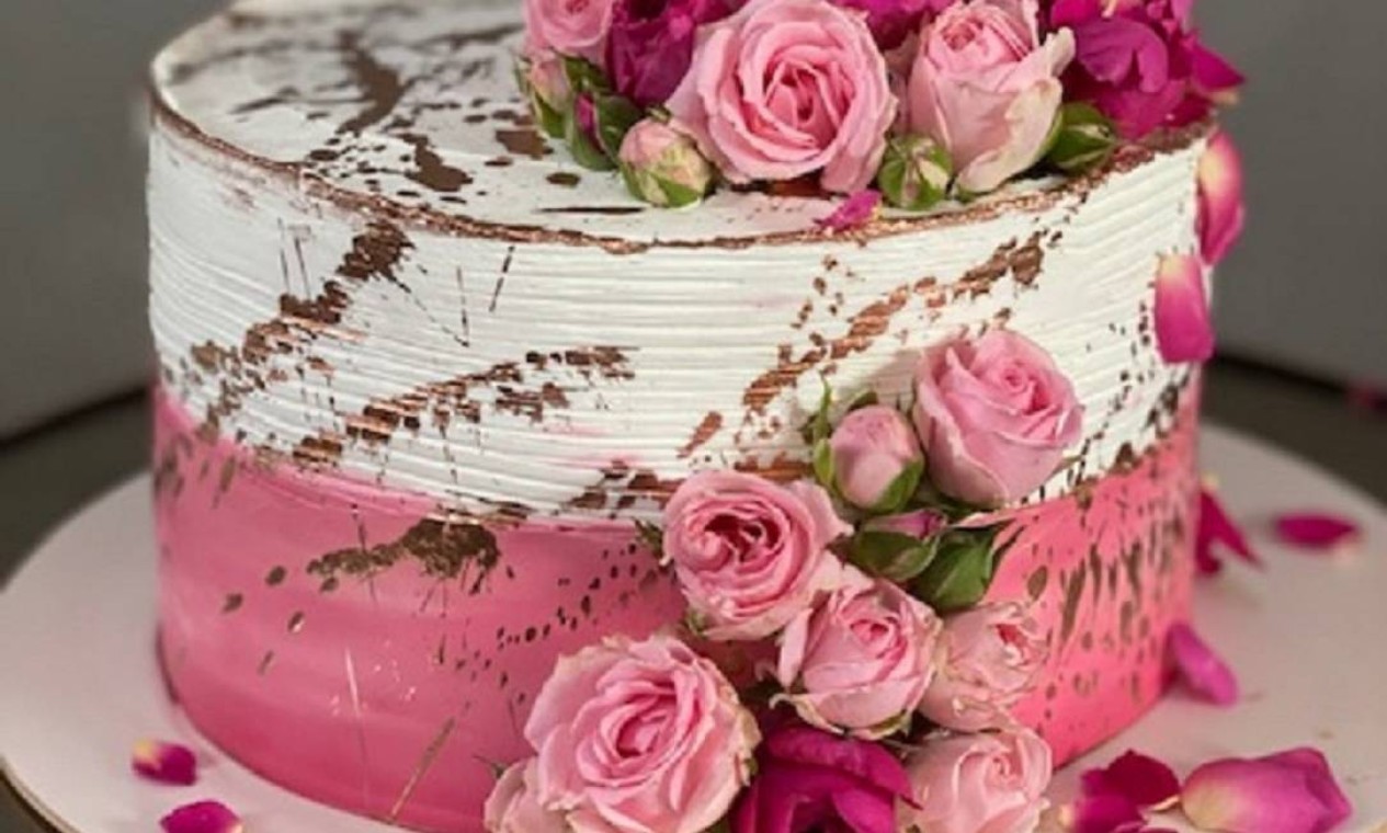 Bolo de 50 anos feminino branco com flores