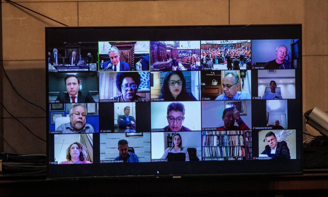 Tela mostra deputados que participam virtualmente da sessão Foto: BRENNO CARVALHO / Agência O Globo