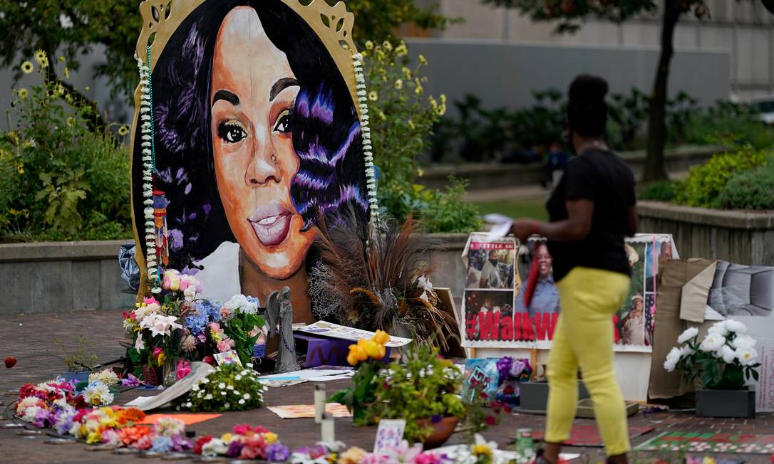 Mulher visita memorial de Breonna Taylor, morta durante operação policial dentro da própria casa, Louisville, Kentucky Foto: BRYAN WOOLSTON / REUTERS
