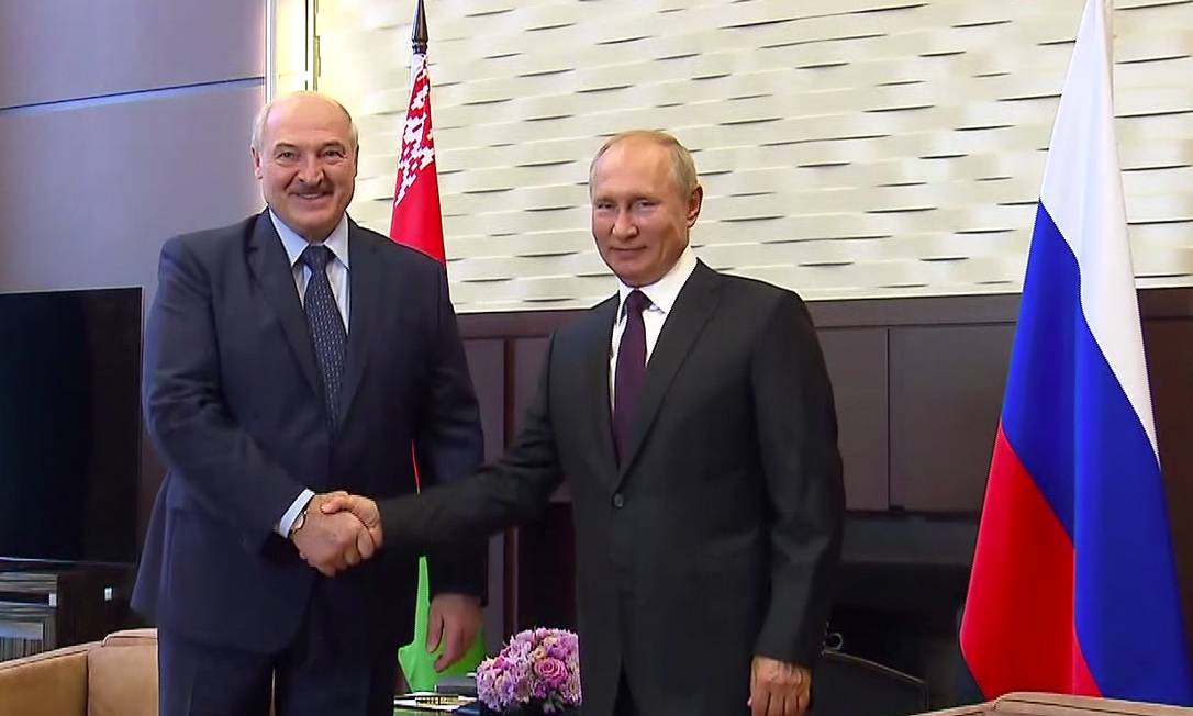 Presidente da Bielorrússia, Alexander Lukashenko (E) aperta a mão do presidente da Rússia, Vladimir Putin, em Sochi, no dia 14 de setembro Foto: HANDOUT / AFP