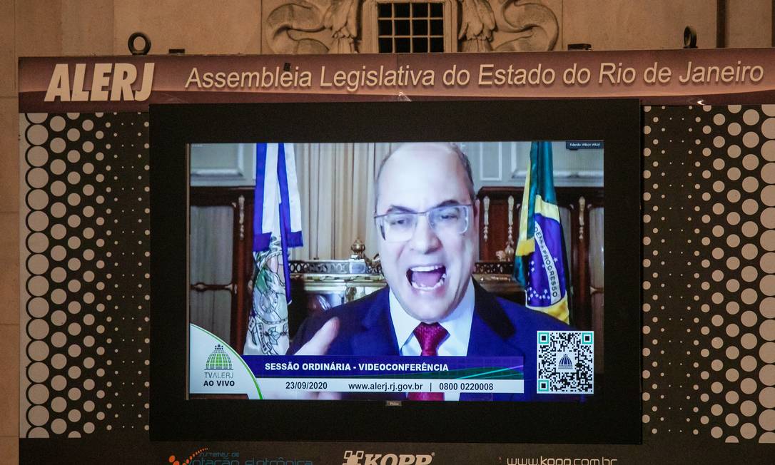 Witzel defende-se por videoconferência no telão do Palácio Tiradentes; governador atacou deputados Foto: Brenno Carvalho / Agência O Globo