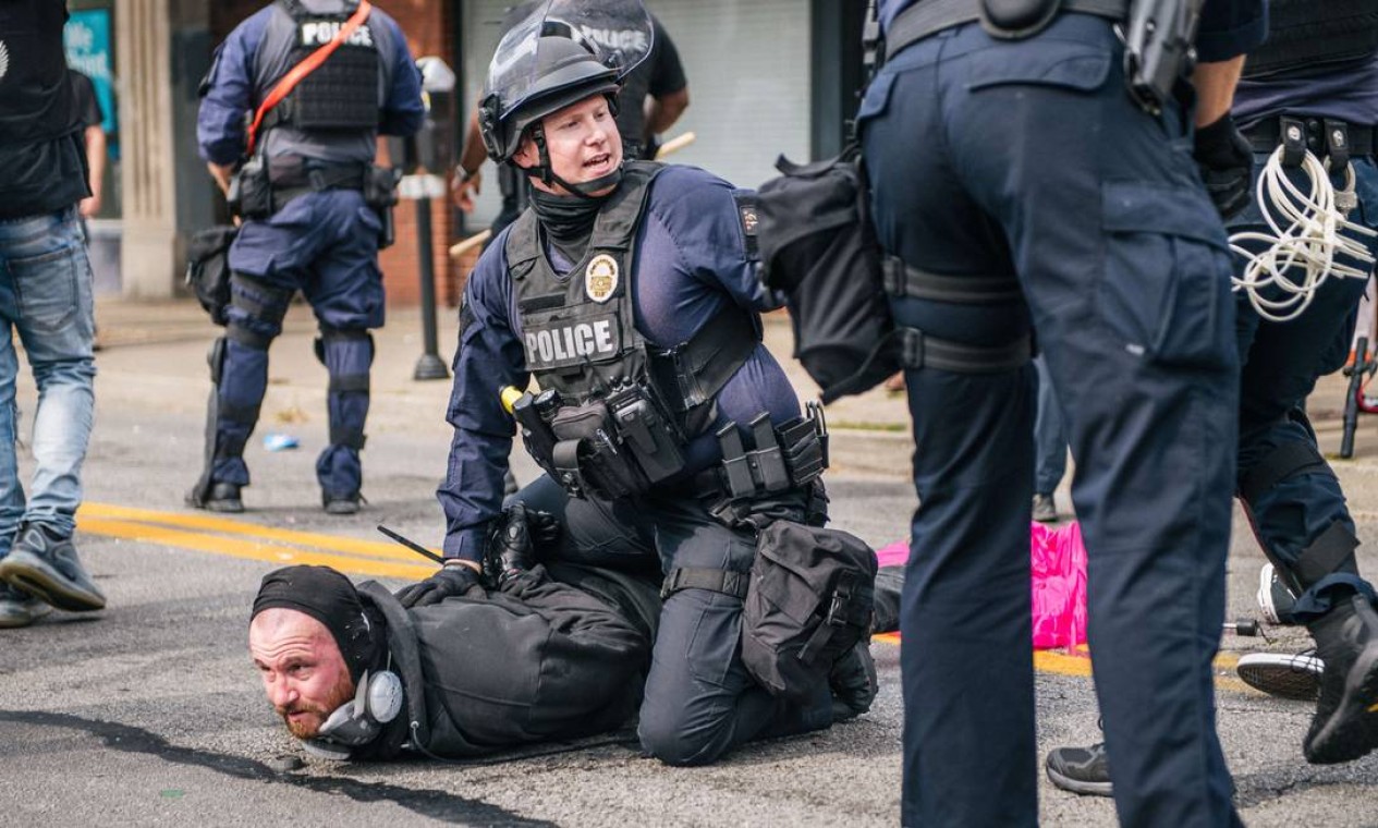 Homem branco é detido em protestos do Black Lives Matter (BLM) em Louisville, Kentucky, depois da decisão da justiça de indiciar apena um dos três policiais envolvidos no assassinato de Breonna Taylor Foto: Brandon Bell / AFP