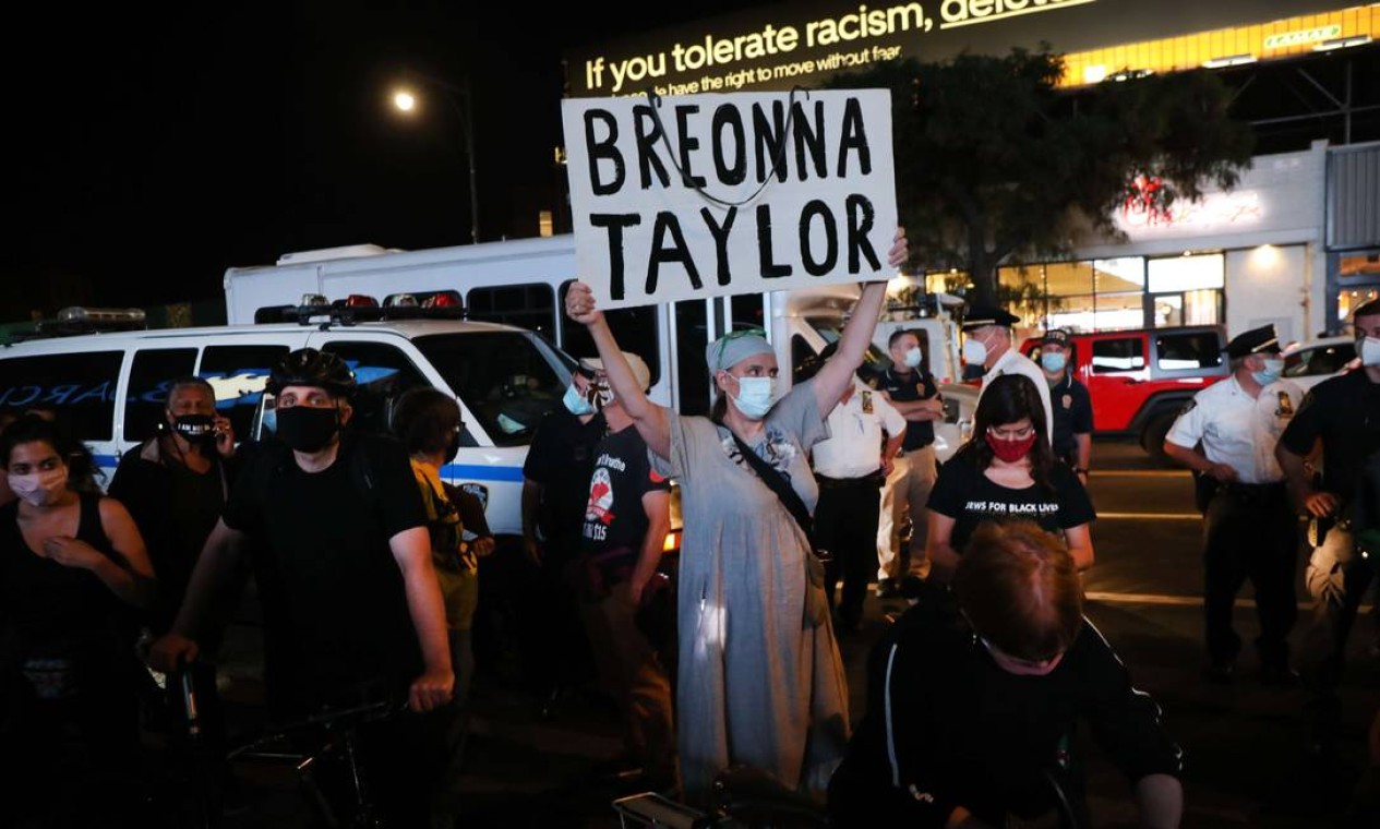 Nome de Breonna Taylor se tornou um grito de guerra contra o racismo estrutural evidenciado pela brutalidade da polícia dos EUA contra negros, assim como foi com George Floyd, em maio Foto: SPENCER PLATT / AFP