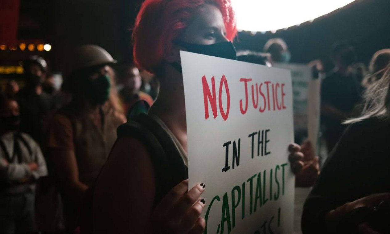 "Justiça no capitalista dói", diz cartaz de manifestante, no Brooklyn, em Nova Iorque Foto: SPENCER PLATT / AFP