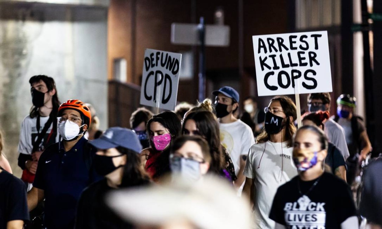 "Prendam policiais assassinos", diz o cartaz de manifestante em Chicago, Illinois Foto: Natasha Moustache / AFP