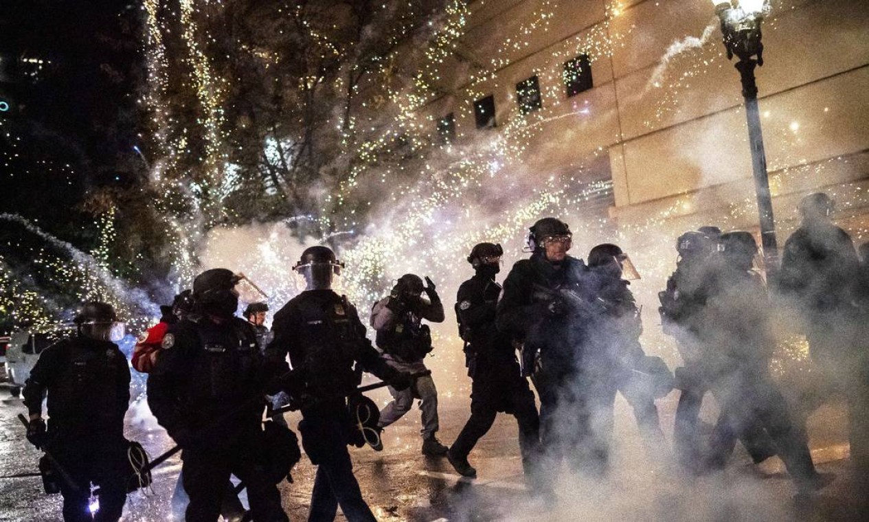 Polícia de Portland é alvo de foguete durante protestos violentos em em Portland, Estados Unidos Foto: Nathan Howard / AFP