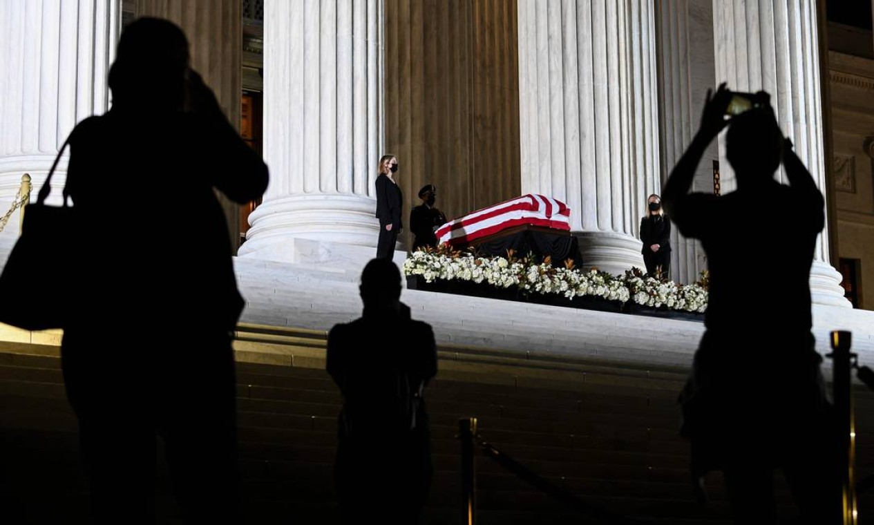 Público presta homenagem à juíza da Suprema Corte Ruth Bader Ginsburg, cujo caixão está exposto na Suprema Corte, em Washington Foto: ANDREW CABALLERO-REYNOLDS / AFP
