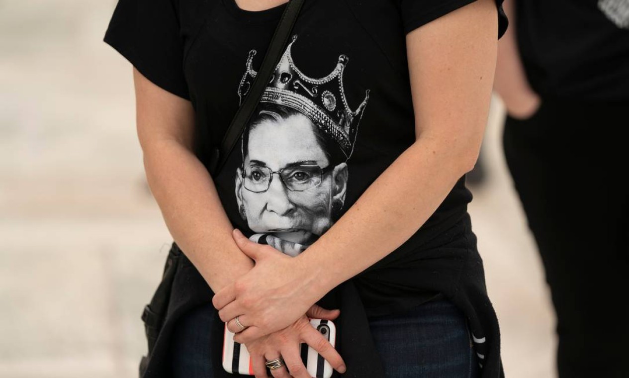 Mulher usa camisa com rosto da juíza Ruth Bader Ginsburg. Homenagens tiveram início na quarta-feira e vão até esta sexta. Magistrada será enterrada na próxima semana em uma cerimônia privada no Cemitério Nacional de Arlington, nos arredores de Washington Foto: ALEX EDELMAN / AFP