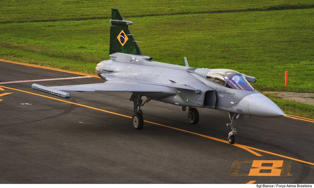 The Gripen is the first F-39E of the 36 units whose purchase was announced in 2013. The maiden flight between Navegantes, on the north coast of Santa Catarina, and Gavião Peixoto, in São Paulo, lasted 50 minutes Photo: Bianca Viol / Força Brazilian Air