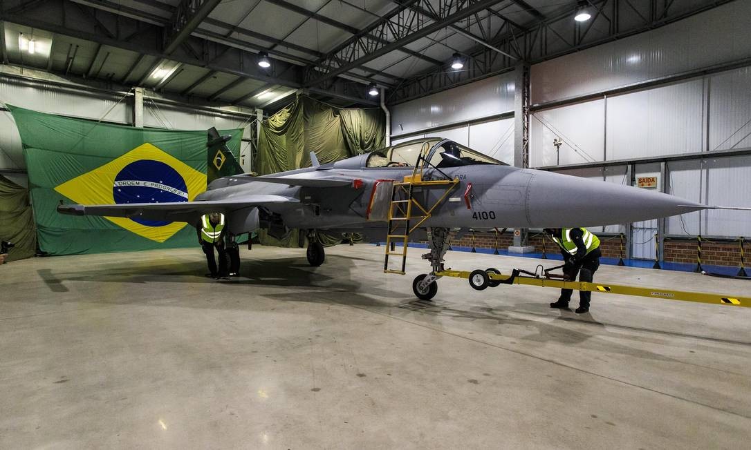 The new FAB fighter in a hangar in Santa Catarina before departing on the first flight Photo: Bianca Viol / Brazilian Air Force