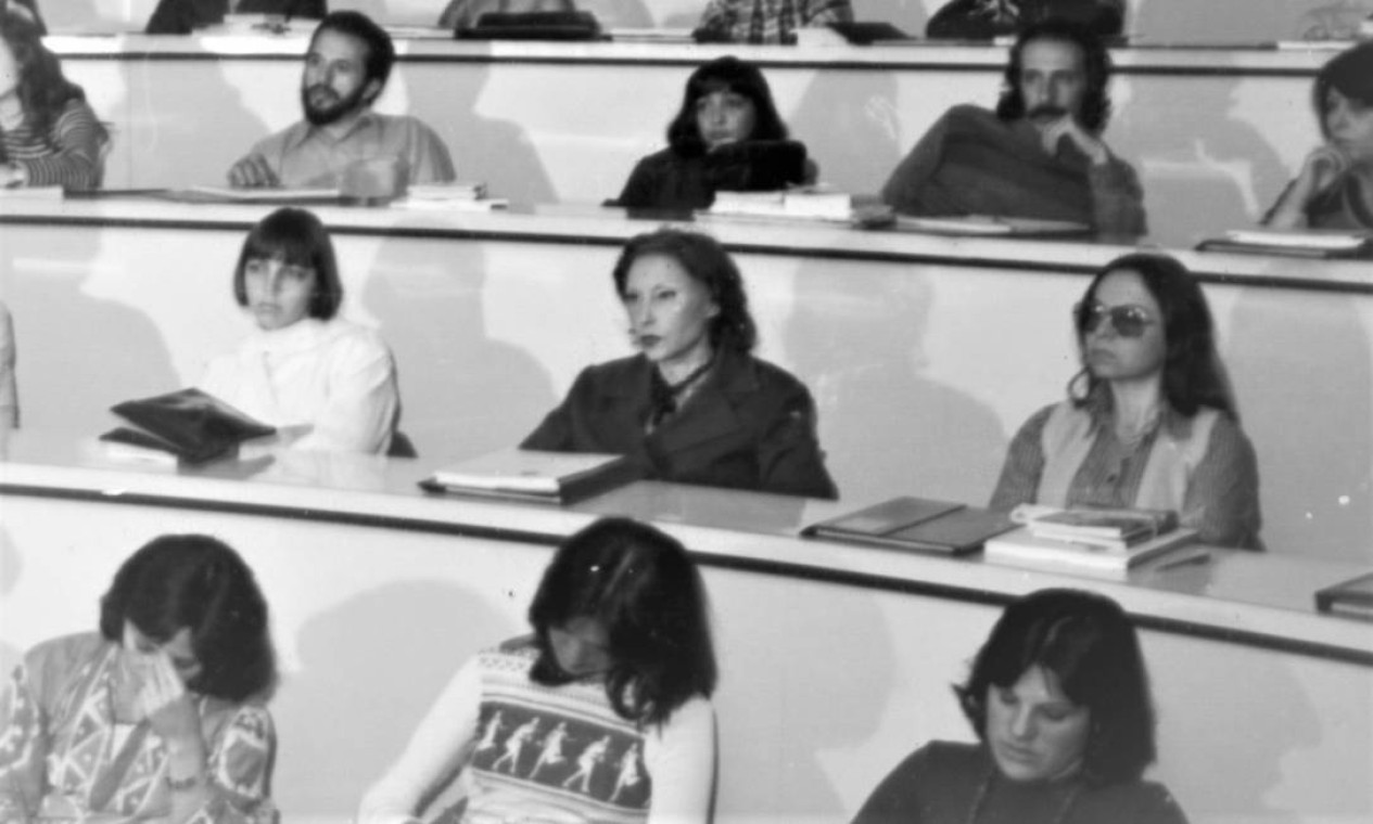 Encontro de professores de Literatura na PUC-Rio, em 1975: na mesma bancada
Marina Colasanti (à esquerda no detalhe), Clarice Lispector (ao centro) e Nélida Piñon (à
direita) Foto: Arquivo / Núcleo de Memória da PUC