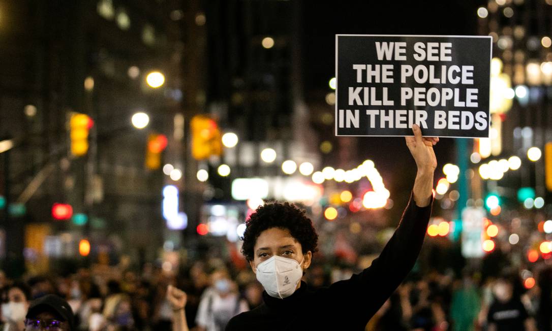 Manifestante segura cartaz em que está escrito "nós vemos a polícia matar pessas em suas camas" durante protesto em Nova York, após decisão da Justiça no caso Breonna Taylor Foto: JEENAH MOON / REUTERS