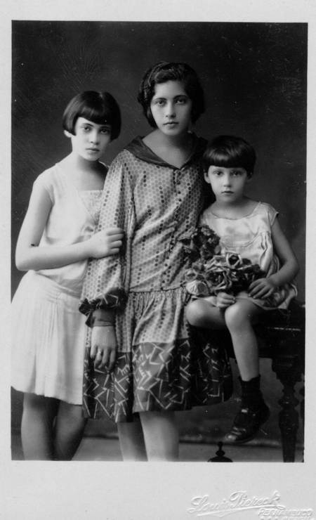 Clarice (à direita) na infância, junto de suas irmãs, Tânia e Elisa (no centro) Foto: Arquivo Elisa Lispector / ACERVO MARCIA ALGRANTI