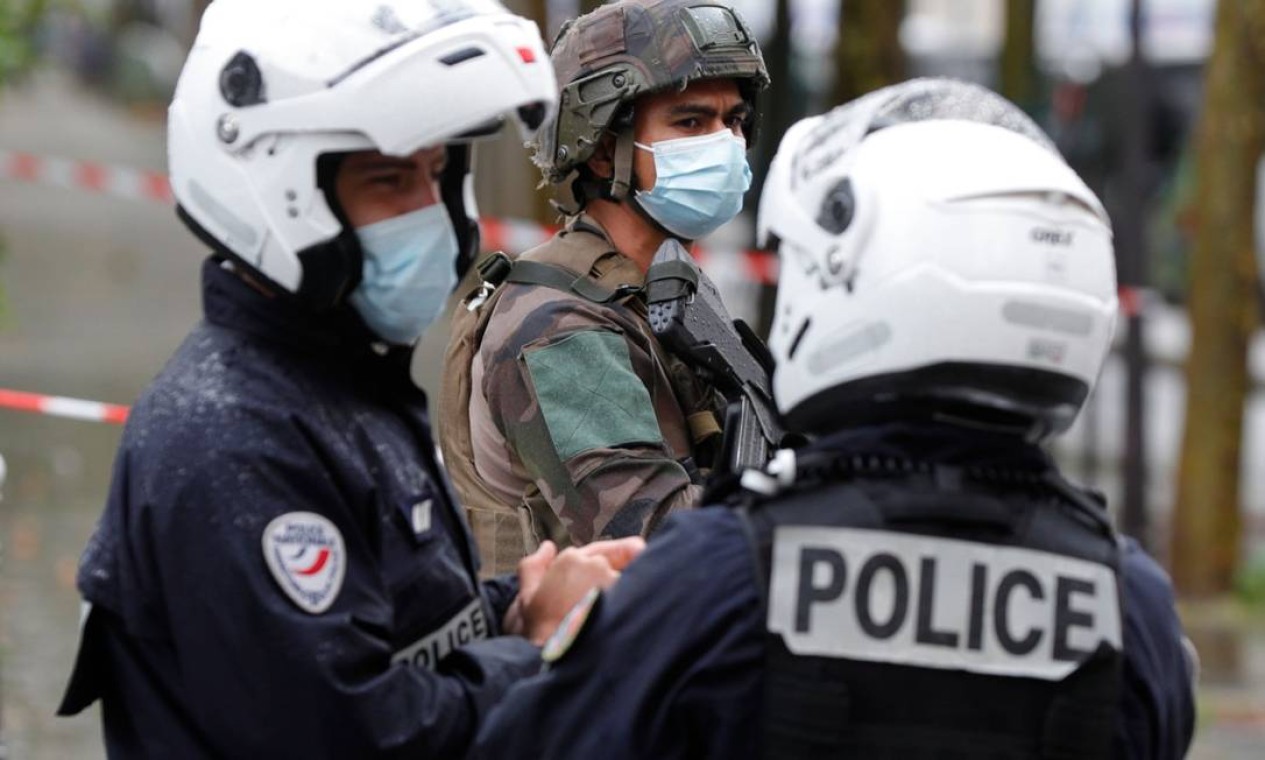 Local do ataque foi isolado pela polícia, que conta com apoio do Exército francês Foto: GEOFFROY VAN DER HASSELT / AFP