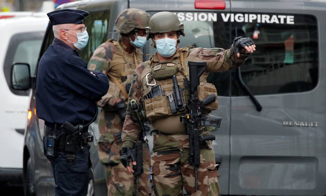 Forças de segurança protegem a cena do incidente Foto: CHARLES PLATIAU / REUTERS