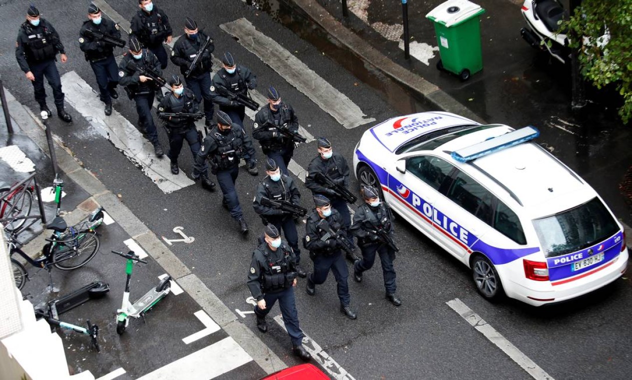 Policiais chegam ao local do ataque próximo ao antigo escritório do jornal satírico Charlie Hebdo, em Paris, França Foto: GONZALO FUENTES / REUTERS
