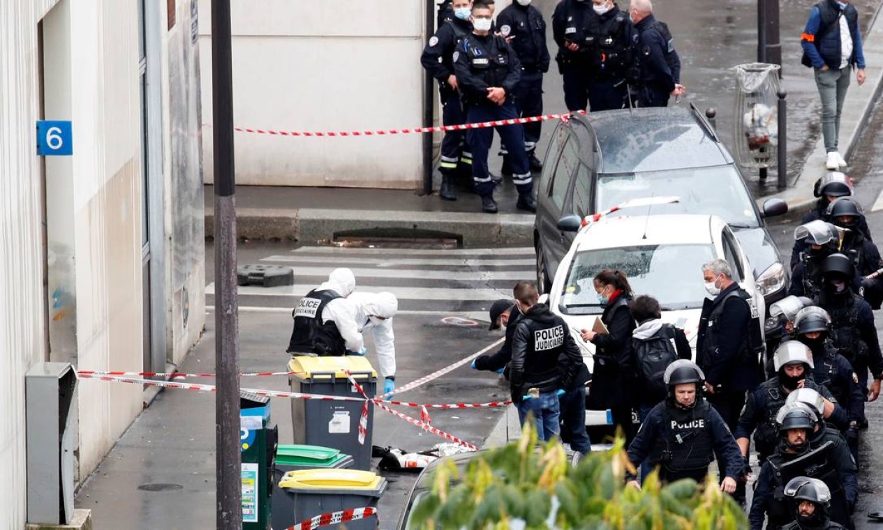 Peritos forenses investigam a cena de um incidente próximo aos antigos escritórios da revista Charlie Hebdo Foto: GONZALO FUENTES / REUTERS