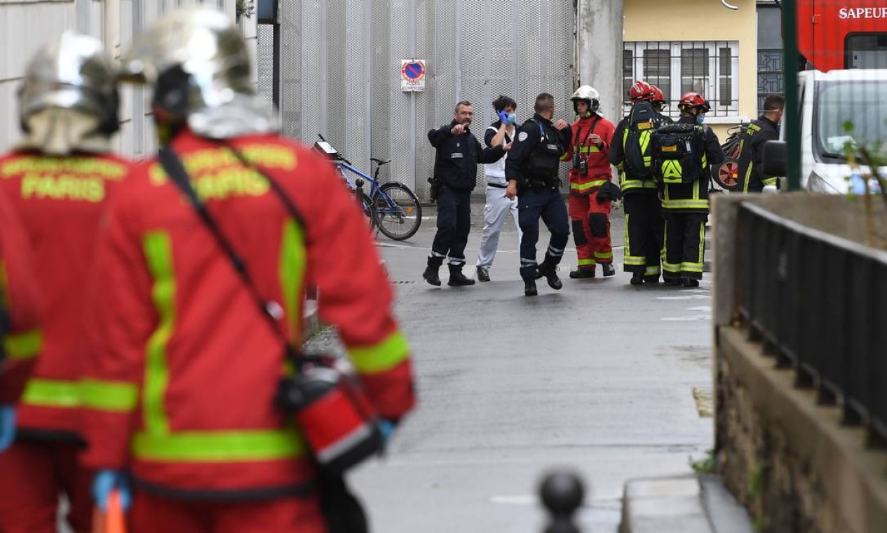 Os bombeiros franceses colocam ferido em ambulância Foto: ALAIN JOCARD / AFP