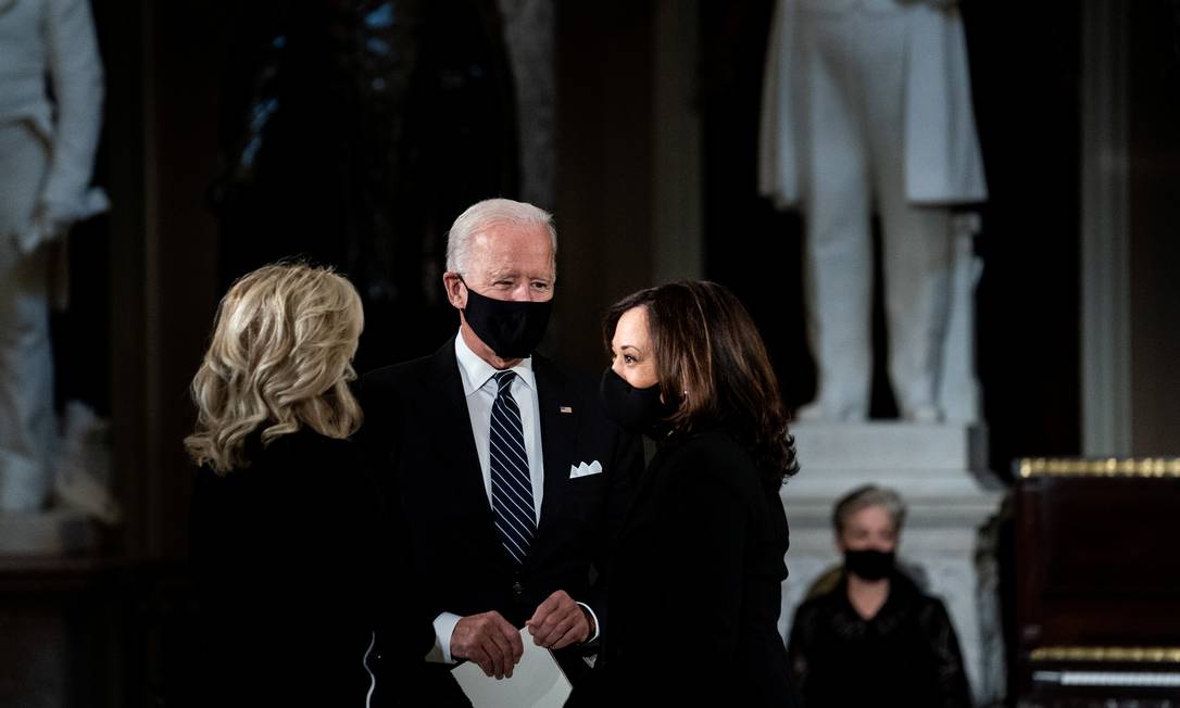 O candidato democrata Joe Biden, e sua mulher Jill Biden, falam com Kamala Harris durante velório da juíza Ruth Ginsburg no Capitólio Foto: POOL / REUTERS