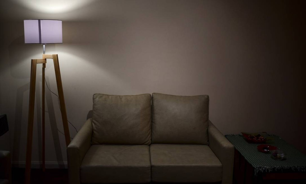 O sofá onde Oscar Farias, falecido de COVID-19 em 27 de abril, sentava-se para assistir TV na casa de seu filho, em Buenos Aires, Argentina Foto: RONALDO SCHEMIDT / AFP