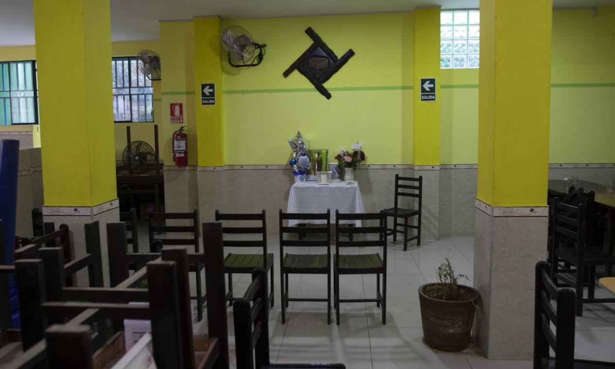 Um altar em homenagem a Wilfredo Davila Minano é visto no restaurante do qual era dono (atualmente fechado) em Trujillo, Peru Foto: CELSO ROLDAN / AFP