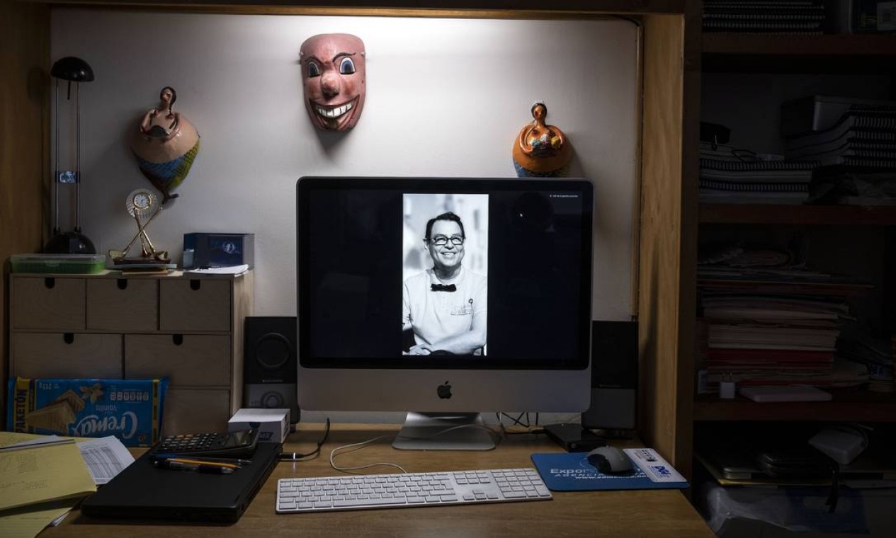 A foto de Hebert Axel Gonzalez, diretor de teatro que morreu de COVID-19 em abril, é vista em uma tela de computador na casa de seu parceiro, em Tijuana, Estado de Baixa Califórnia, México Foto: GUILLERMO ARIAS / AFP
