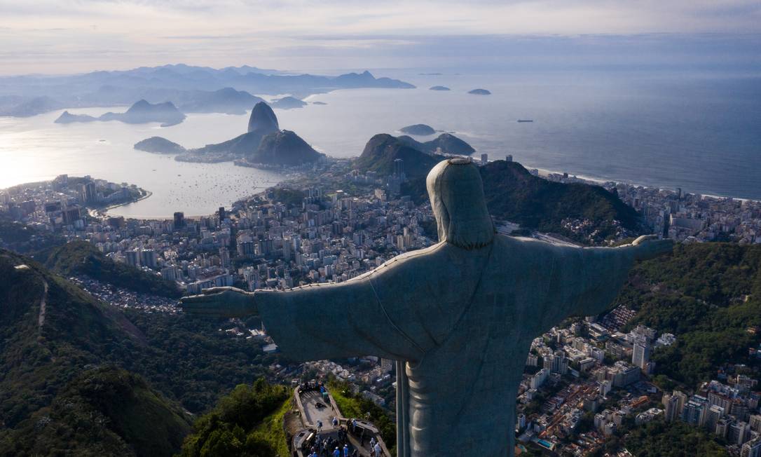 Cristo Redentor de braços abertos sobre a Baía de Guanabara, um cartão-postal do Rio Foto: Brenno Carvalho / Agência O Globo
