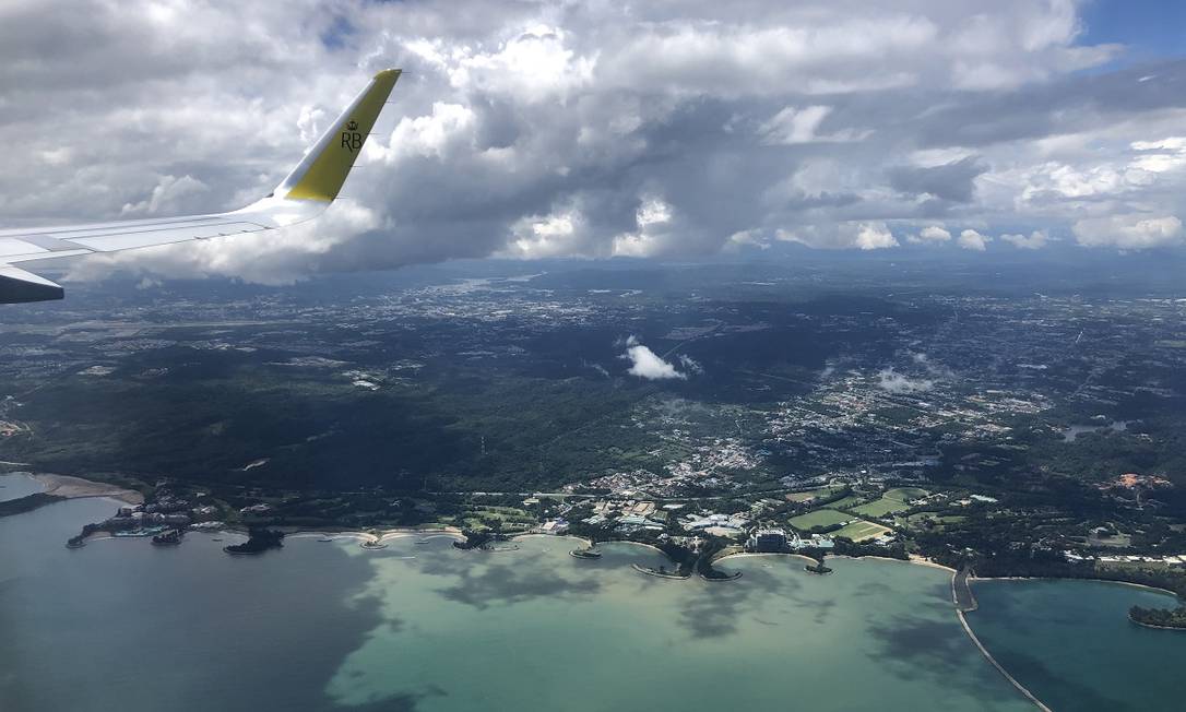 Imagem de um voo da Royal Brunei Airlines sobre o sultanato de Brunei: viagens que decolam e pousam no mesmo lugar têm feito sucesso entre passageiros saudosos Foto: Royal Brunei Airlines / Via The New York Times