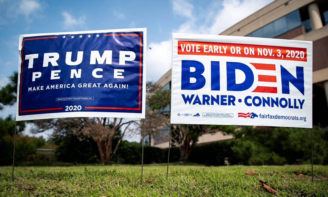 Placas da campanha dos candidatos à Presidencia dos EUA, Donald Trump e Joe Biden, lado a lado Foto: ALEXANDER DRAGO / REUTERS