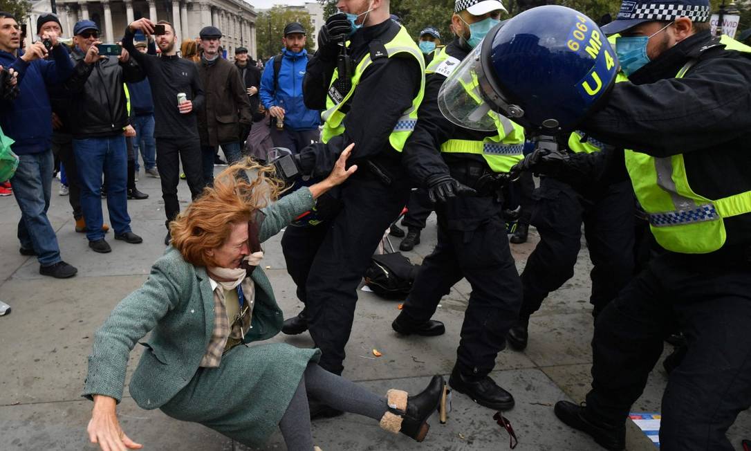Manifestante cai após embate com policiais Foto: JUSTIN TALLIS / AFP