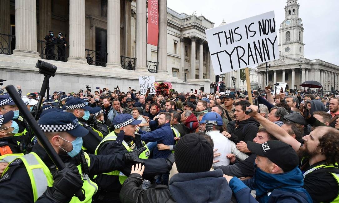 Policiais e manifestantes travaram embates no Centro de Londres Foto: JUSTIN TALLIS / AFP