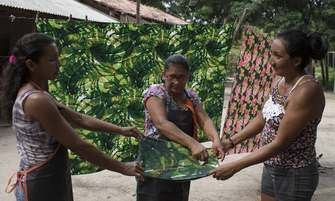 Mulheres da cooperativa Seringô produzem e vendem descansos de mesa e biojóias em borracha para complementar a renda Foto: Bruno Kelly / Divulgação