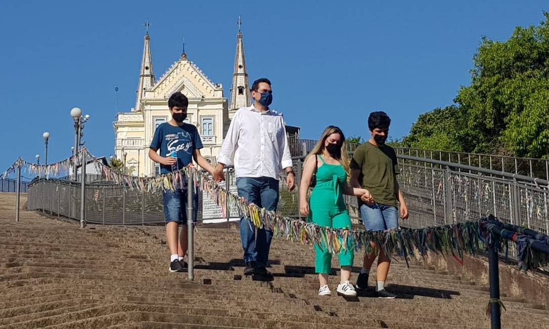 Após cancelar agenda, Paulo Messina (MDB) foi com familiares à Basílica Santuário de Nossa Senhora da Penha Foto: Divulgação