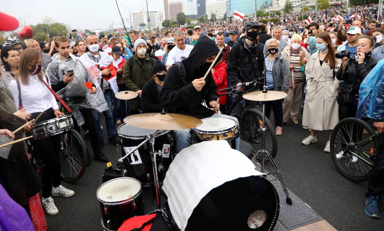 Manifestante toca bateria em meio a protesto contra o presidente Alexander Lukashenko, em Minsk Foto: TUT.BY / via REUTERS