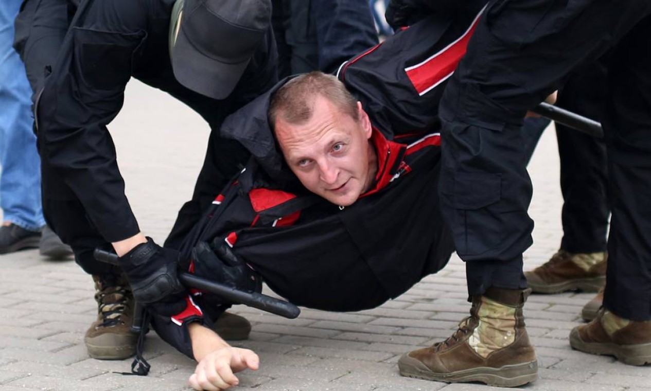 Policiais detêm um homem durante uma manifestação contra a posse de Lukashenko Foto: - / AFP