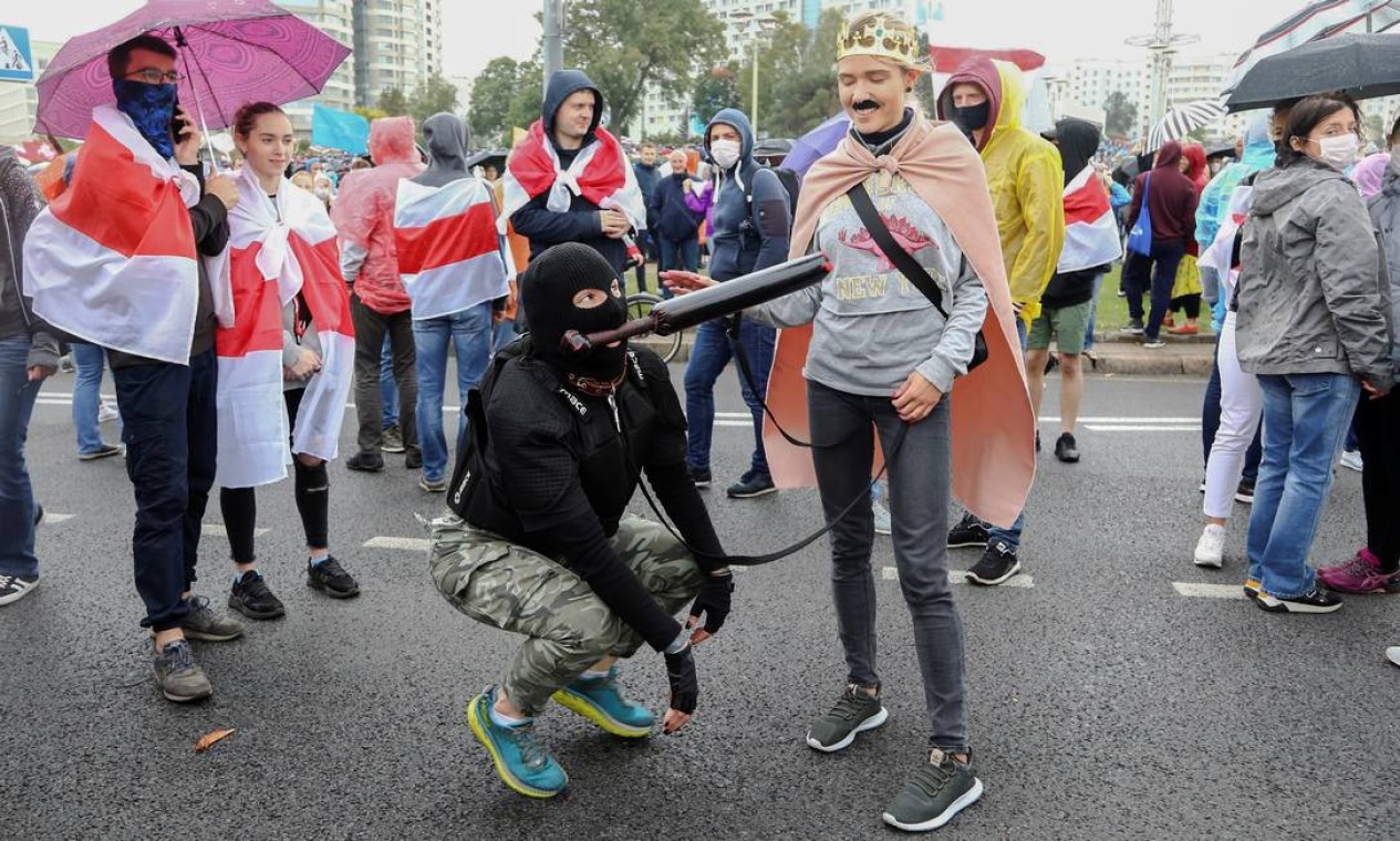 Manifestantes encenam uma representação do presidente da Bielorrússia, considerado o último ditador da Europa Foto: TUT.BY / via REUTERS