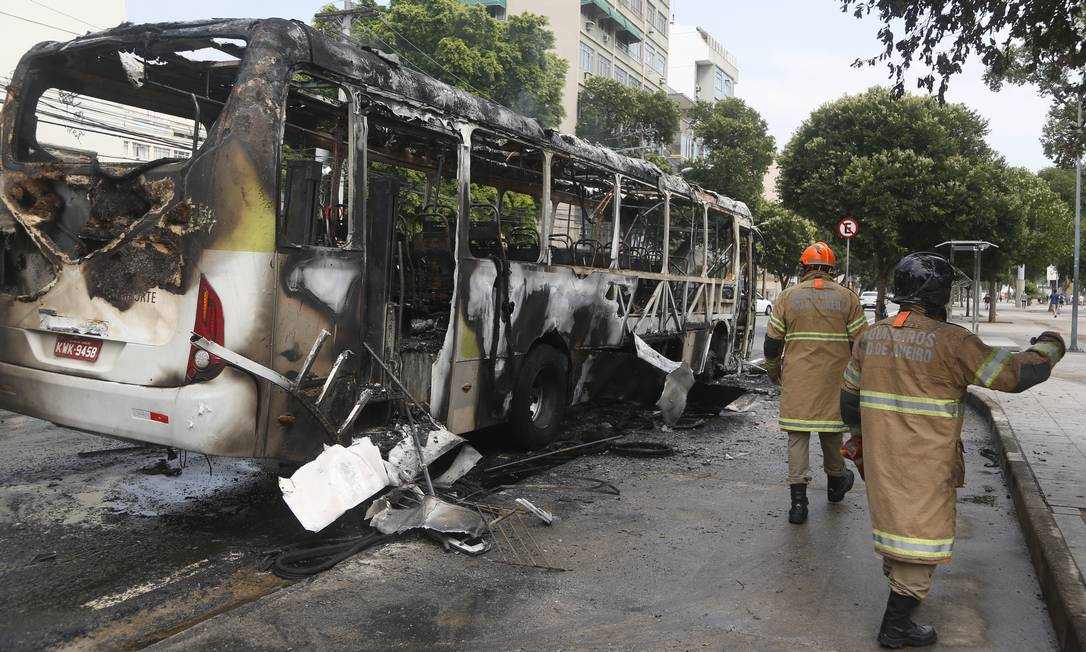 O ônibus foi destruído pelas chamas Foto: Fabiano Rocha / Agência O Globo