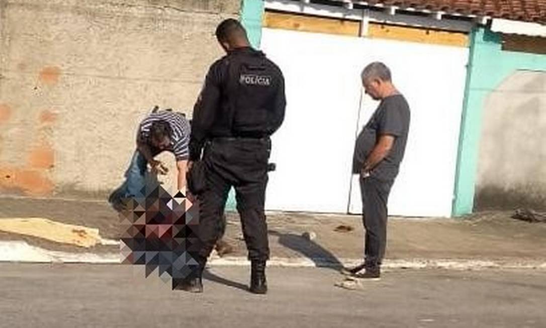 Policiais junto ao corpo do homem que morreu em Quissamã Foto: Reprodução