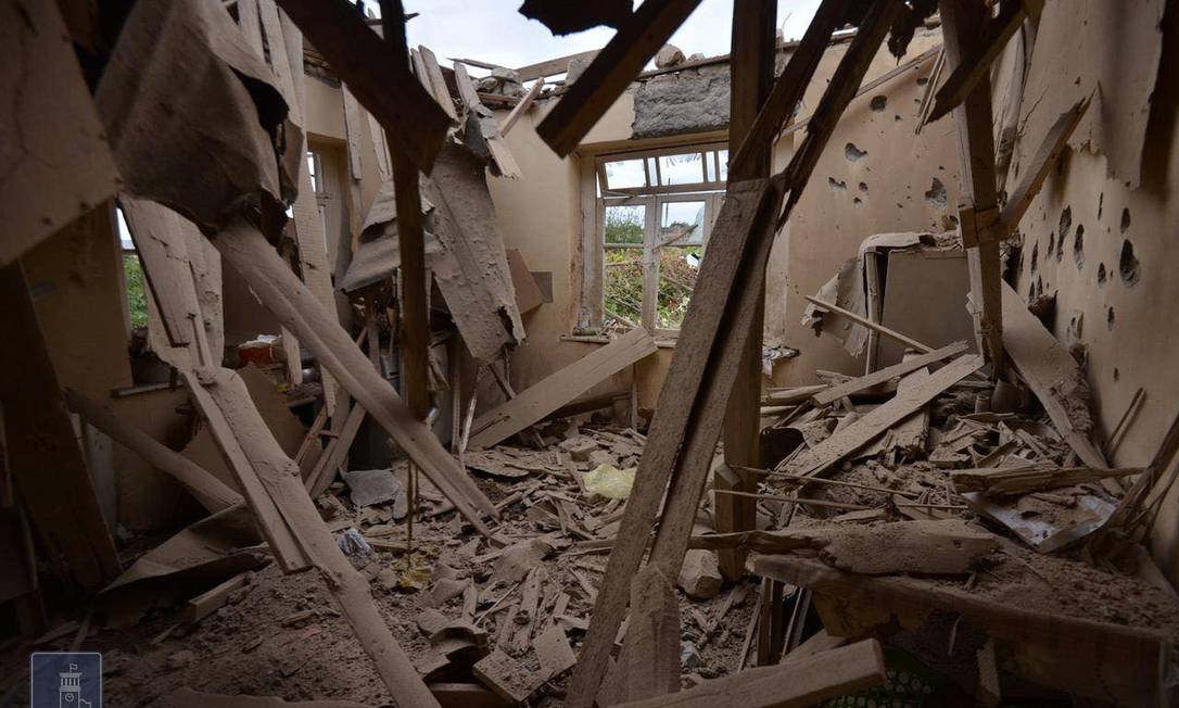 Casa danificada durante bombardeio das forças azeris na região separatista de Nagorno Karabakh Foto: ARMENIAN FOREIGN MINISTRY / via REUTERS/28-09-2020