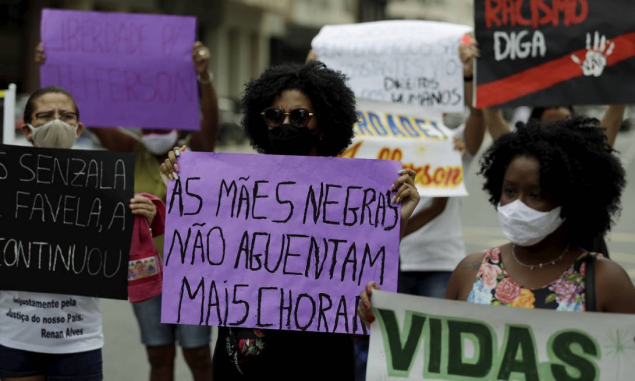 Mulheres negras protestam contra racismo em frente ao Fórum de Niterói Foto: Gabriel de Paiva / Agência O Globo