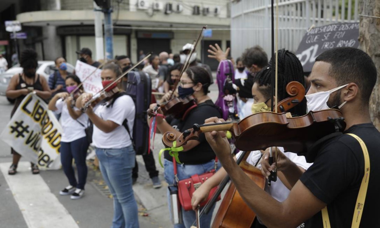 Membros da Orquestra da Grota tocam em ato em frente ao Fórum, no Centro de Niterói Foto: Gabriel de Paiva / Agência O Globo