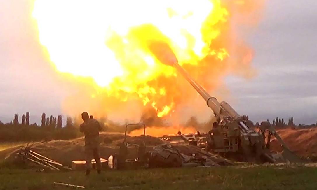Unidade de artilharia do Azerbaijão dispara contra forças separatistas armênias na região de Nagorno-Karabakh Foto: HANDOUT / AFP