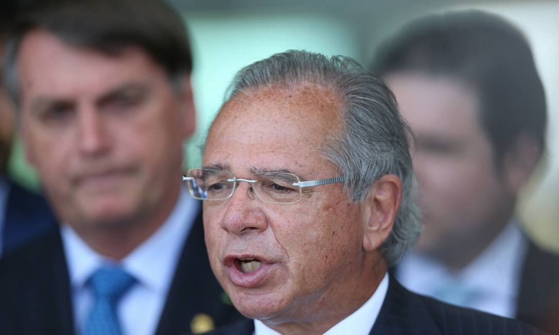 O ministro da Economia, Paulo Guedes, fala sobre a iniciativa, observado pelo presidente Jair Bolsonaro. Foto: Jorge William / Agência O Globo