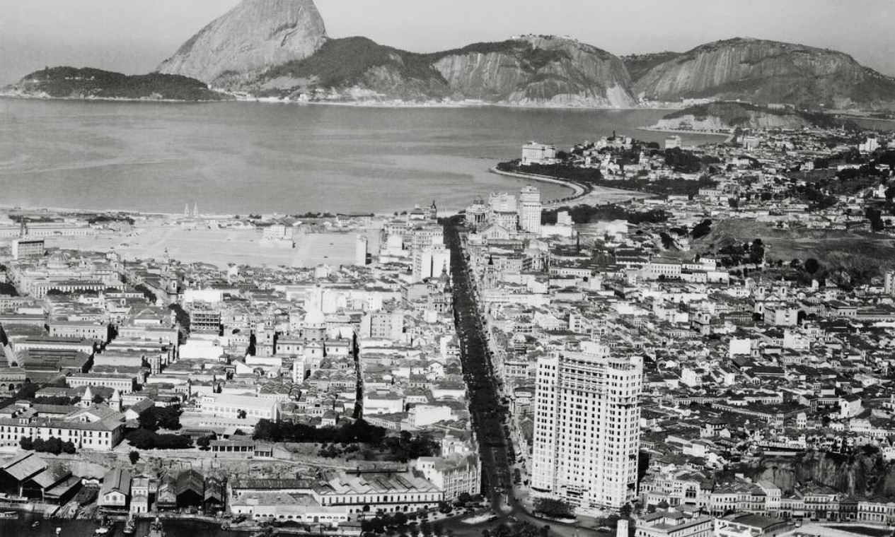 Vista aérea da Avenida Rio Branco, destacando o edificio do jornal A Noite, em 1930 Foto: Arquivo