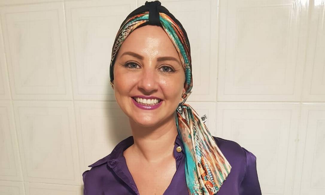 A gestora de Recursos Humanos Roberta Colodette, 42 anos, enfrenta um câncer de mama triplo negativo e criou página no Instagram para contar sua batalha Foto: Arquivo Pessoal