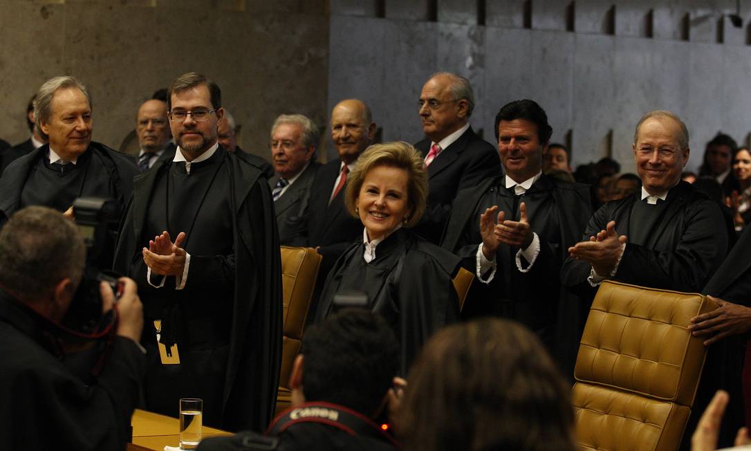 Seis meses depois de Fux, Rosa Maria Weber foi aplaudida de pé pelos colegas do Supremo ao tomar posse, em 2011 Foto: Ailton de Freitas / Agência O Globo - 19/12/2011