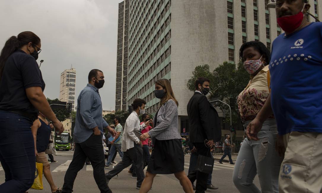 Pedestres no Centro do Rio usando máscaras de proteção: prevenção, cuidado e sequelas da doença estão entre assuntos de lives Foto: Márcia Foletto / Agência O Globo