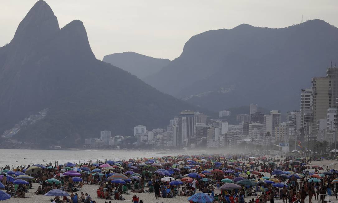 Praia de Ipanema cheia na tarde desta segunda-feira, dia 28 Foto: Luiza Moraes / Agência O Globo
