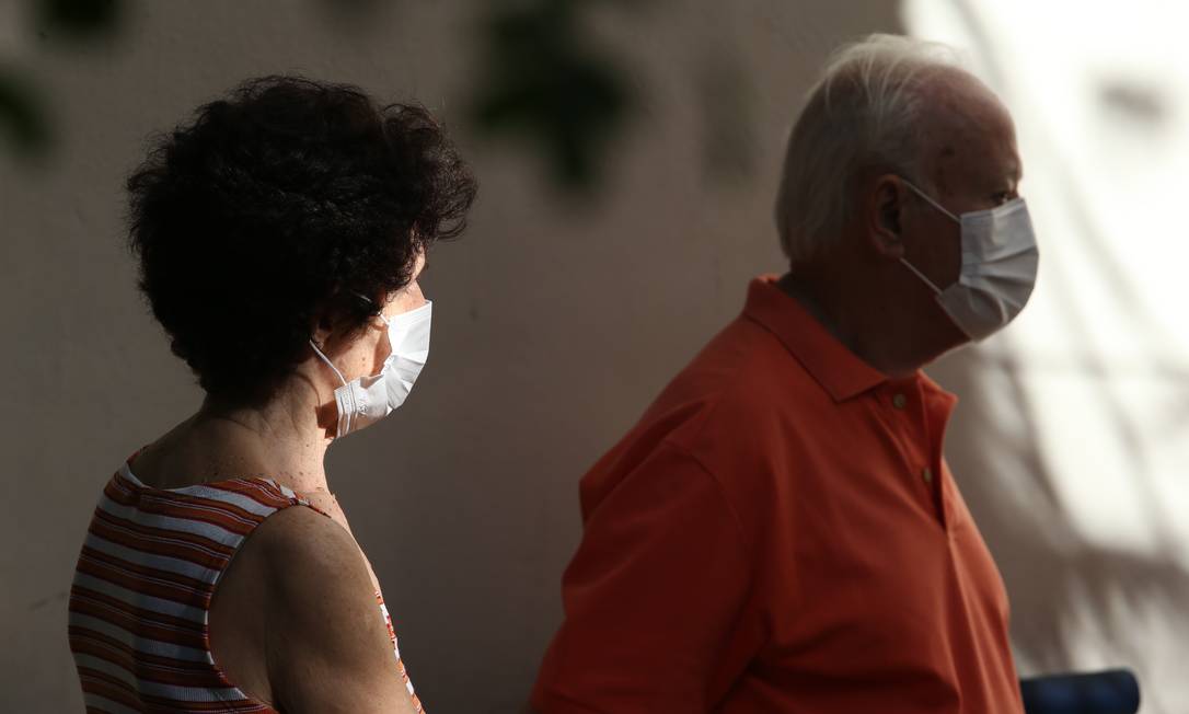 Idosos usando máscaras de protação contra o novo coronavírus Foto: Pedro Teixeira / Agência O Globo