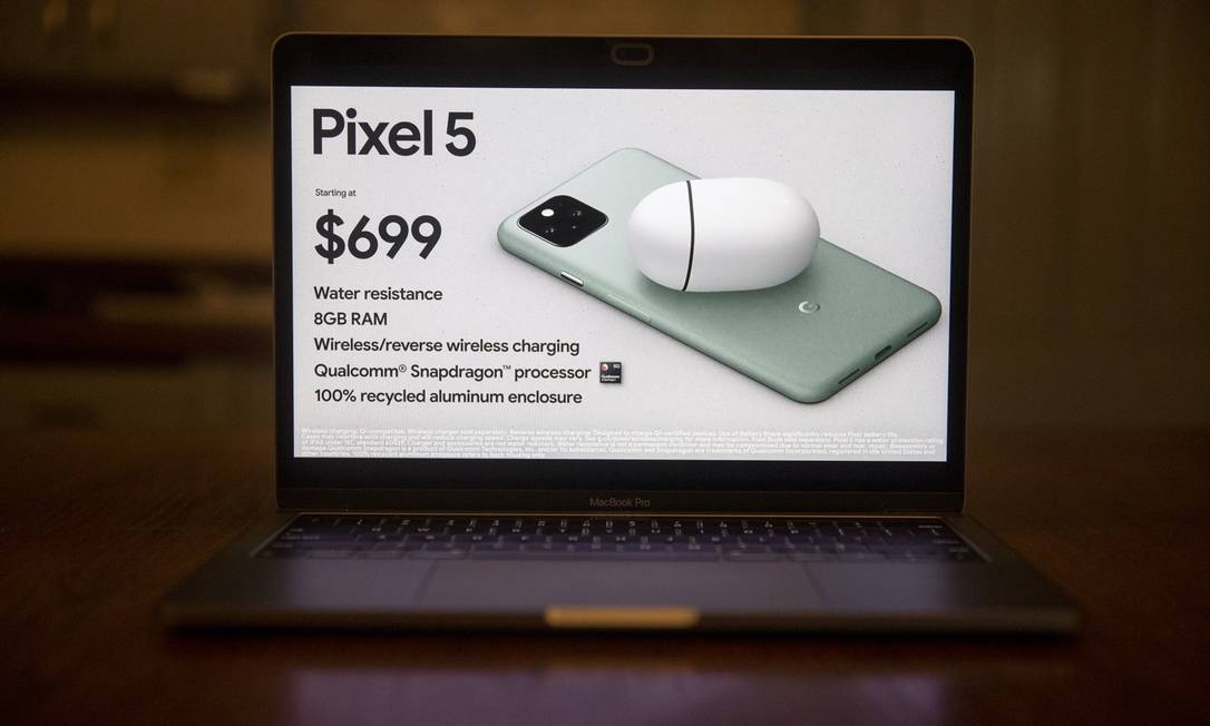 O Pixel 5 tem especificações técnicas mais modestas que os topos de linha de rivais, e preço mais acessível Foto: Daniel Acker / Bloomberg